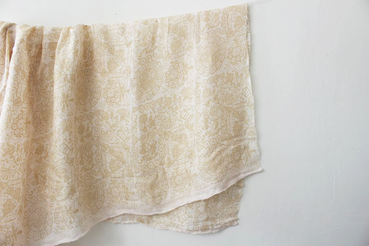 LINNETリネンプリント ガーゼ <br />ルーマニアのテーブル　インド茜×ベージュ